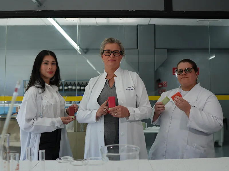 Equipe estratégica TUON Cosméticos em laboratório